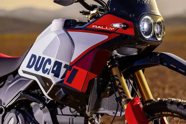 户外特写:杜卡迪 2024 desertx rally 沙漠 x 拉力版(1)_搜狐汽车