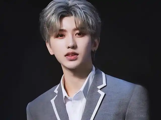 蔡徐坤化伤痕妆穿破衣,一改往日花样美男形象,硬汉范十足获好评