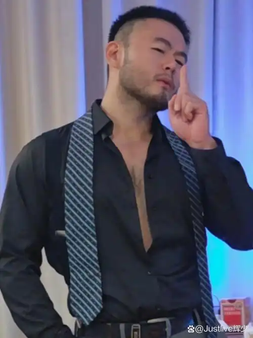 呆萌可爱又帅气的胖胖胡子大叔,镜中人,捕捉自信的瞬间,姿态潇洒,回眸