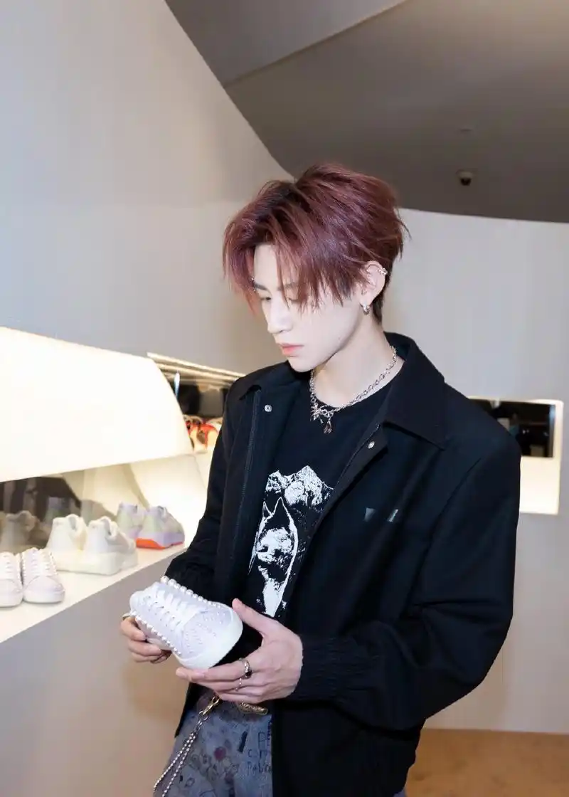 小鬼新闻210421小鬼王琳凯出席活动现场高清图掉落可清纯无辜可热辣