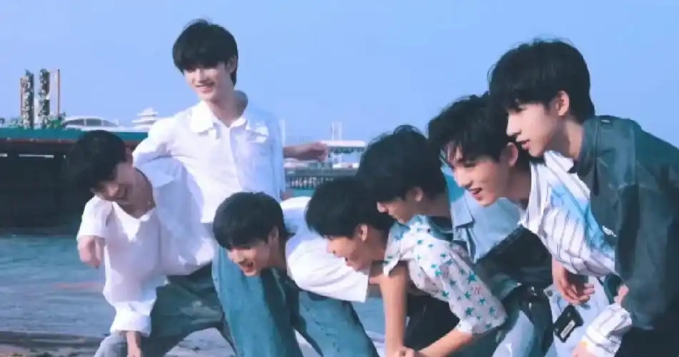 时代少年团海边照