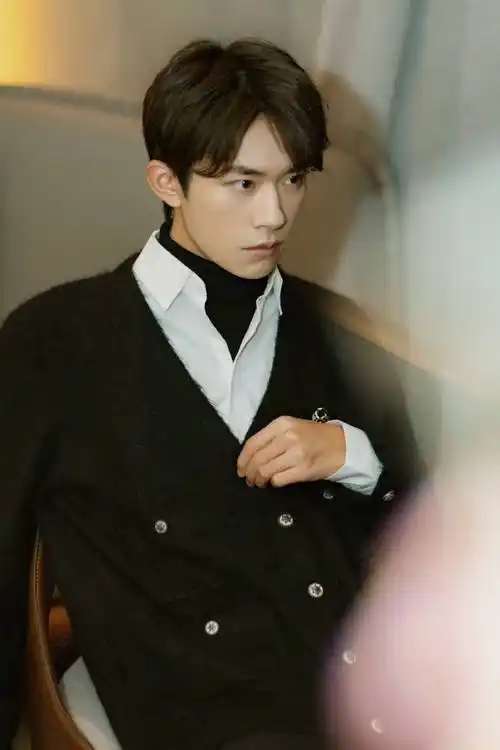 易烊千玺白毛衣造型##易烊千玺白毛衣