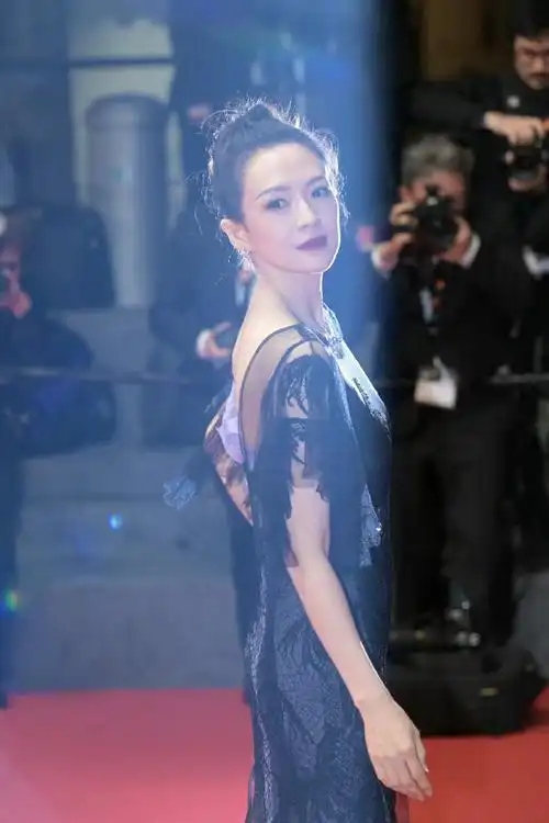 章子怡戛纳红毯#演员@章子怡薄纱长裙亮相《酱园弄》戛纳电影节首映