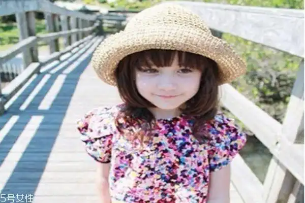 这是一款长度齐肩的短发发型,头发直直的,看起来很柔美,与齐刘海搭配