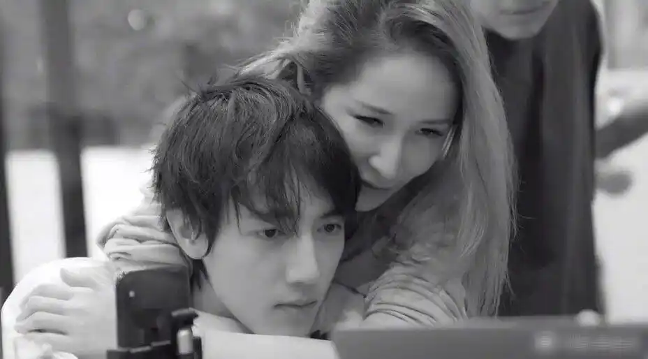 萧亚轩与小16岁鲜肉男友撒狗粮秀恩爱遭网友讽刺扬言提告