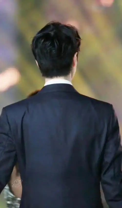 王一博晒背影照祝大家端午安康王一博背影照系列