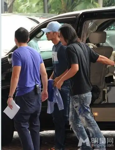 谢霆锋携助理现身