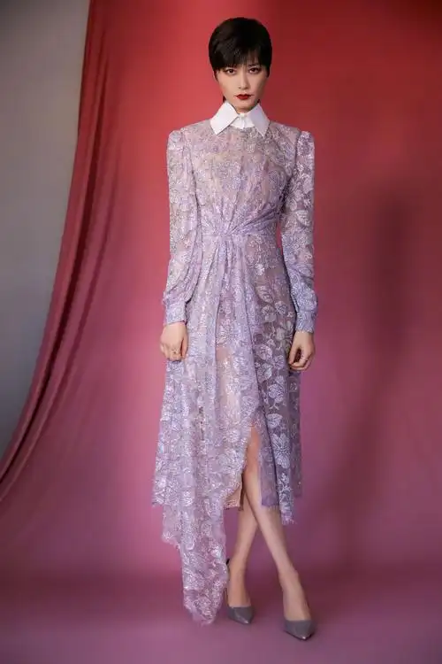 李宇春晒新装,这次穿得很有女人味,一件粉紫色蕾丝长款连衣裙-爱读书