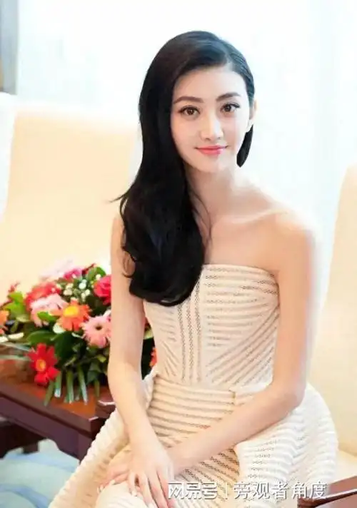 2004年,16岁的景甜坐进了车牌为9988的豪车.