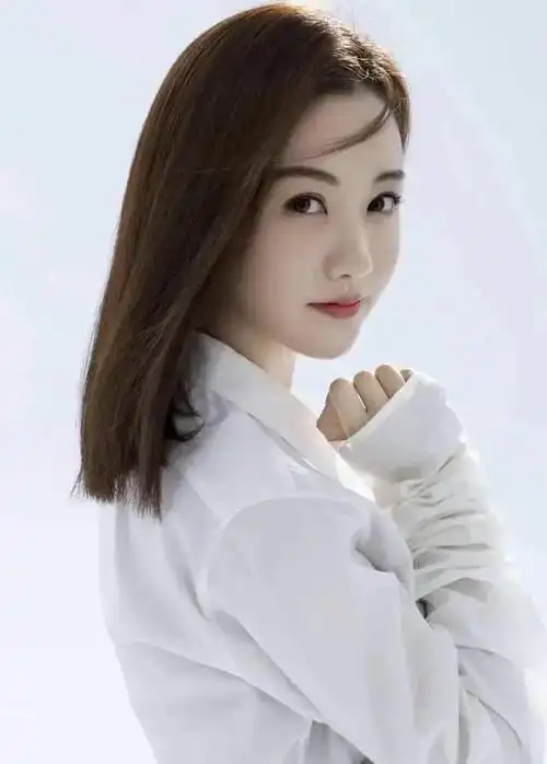 杨蓉,身高158cm如今邓婕已经64岁,眉宇间依旧保持着年轻时的痕迹.