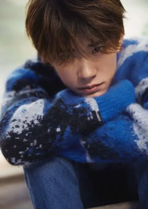 易烊千玺晒新年写真穿蓝色毛衣抱着猫咪治愈系男孩好帅
