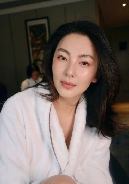 一个月花70万护肤的张雨绮,素颜照不小心流出,这颜值过于真实