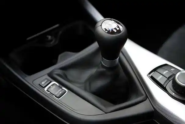 手动挡vs自动挡,谁才是驾驶自由的灵魂?开手动挡的技术都不差!