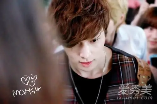 张艺兴给小女孩签名被助理阻止是怎么回事