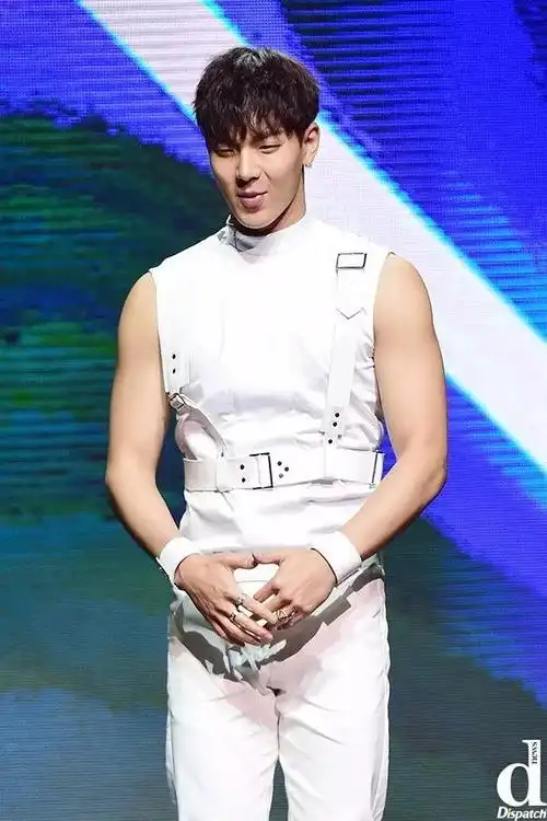 男""吴亦凡肌肉帅炸天""肌肉男鹿晗"了解一下国内有肌肉身材的没几