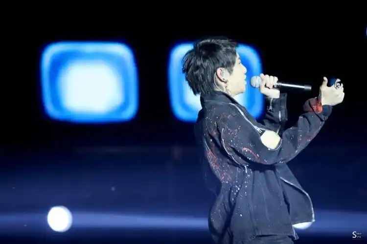 华晨宇壁纸第69期在遇到你之前一切相遇都毫无意义