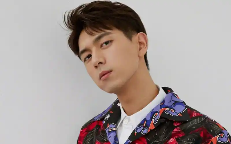 李现帅气最新壁纸_亲爱的热爱的韩商言