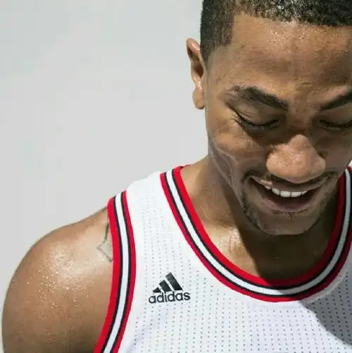 顶着一头脏辫子的罗斯早已没有了当年拿mvp的风采.