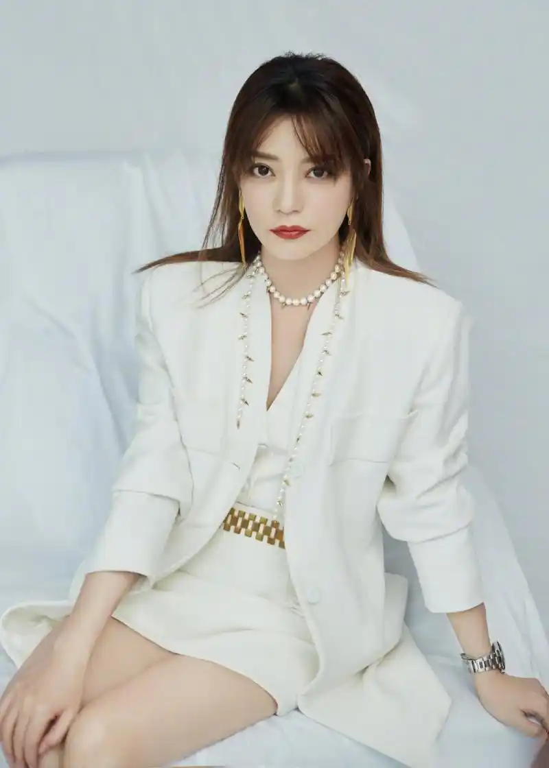 赵薇身穿白色西装出席品牌活动,点缀金色落叶耳环别致优雅,现场谈到