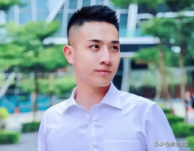 发型,两边头发全部剃光,中间头发往前翘起,清爽自然,尽显阳光型男范儿