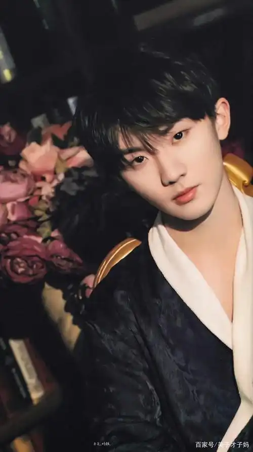 时代少年团马嘉祺:这眼神,不得不爱!