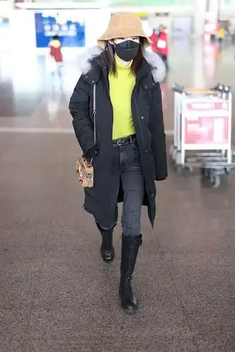 李沁街拍:毛领派克大衣chloe daria灯芯绒手袋 黑色骑士靴文艺清新