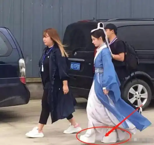 难怪影视剧只有上半身镜头下移后是观众看不了的尴尬全景