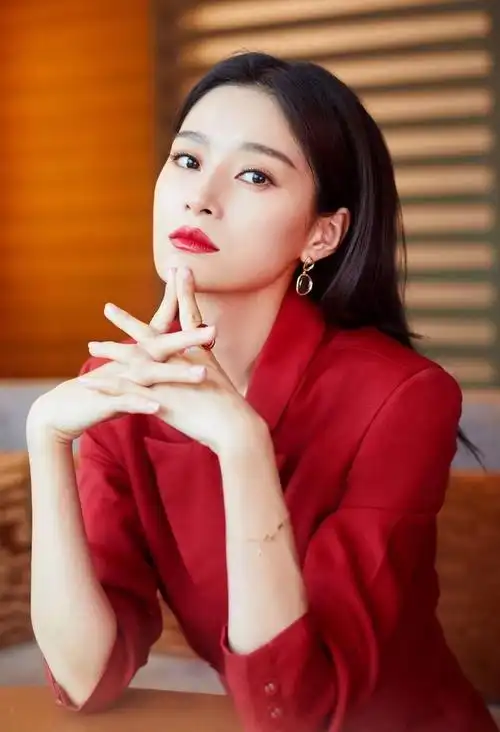 王媛可高清淡雅写真时尚俏丽