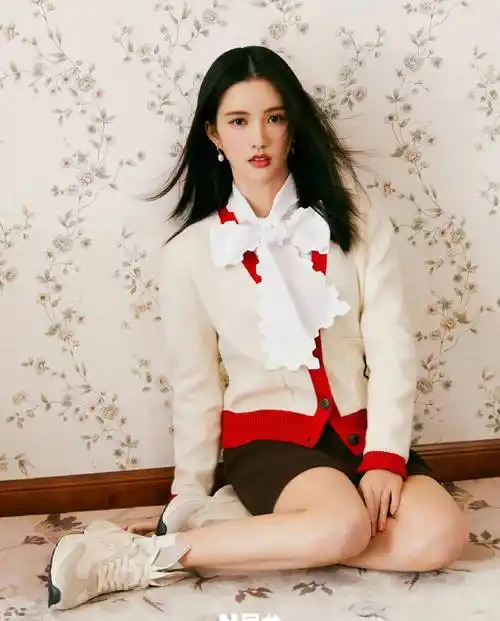 孔雪儿刘些宁尼龙俏皮双姝封面,首次合拍封面谁输谁赢?谁更美!