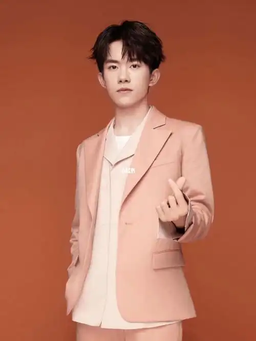 粉色的易烊千玺