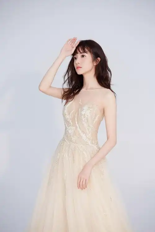 胡冰卿纱质长裙更飘逸,空气刘海少女感满满