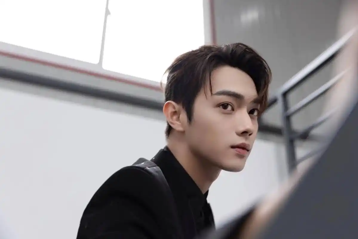 分享一波许凯高清壁纸7815     高清无水印的凯凯子不能我一个人