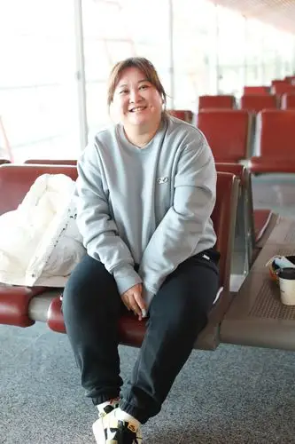 贾玲胖上热搜后机场自信比剪刀手 表情动作萌萌哒