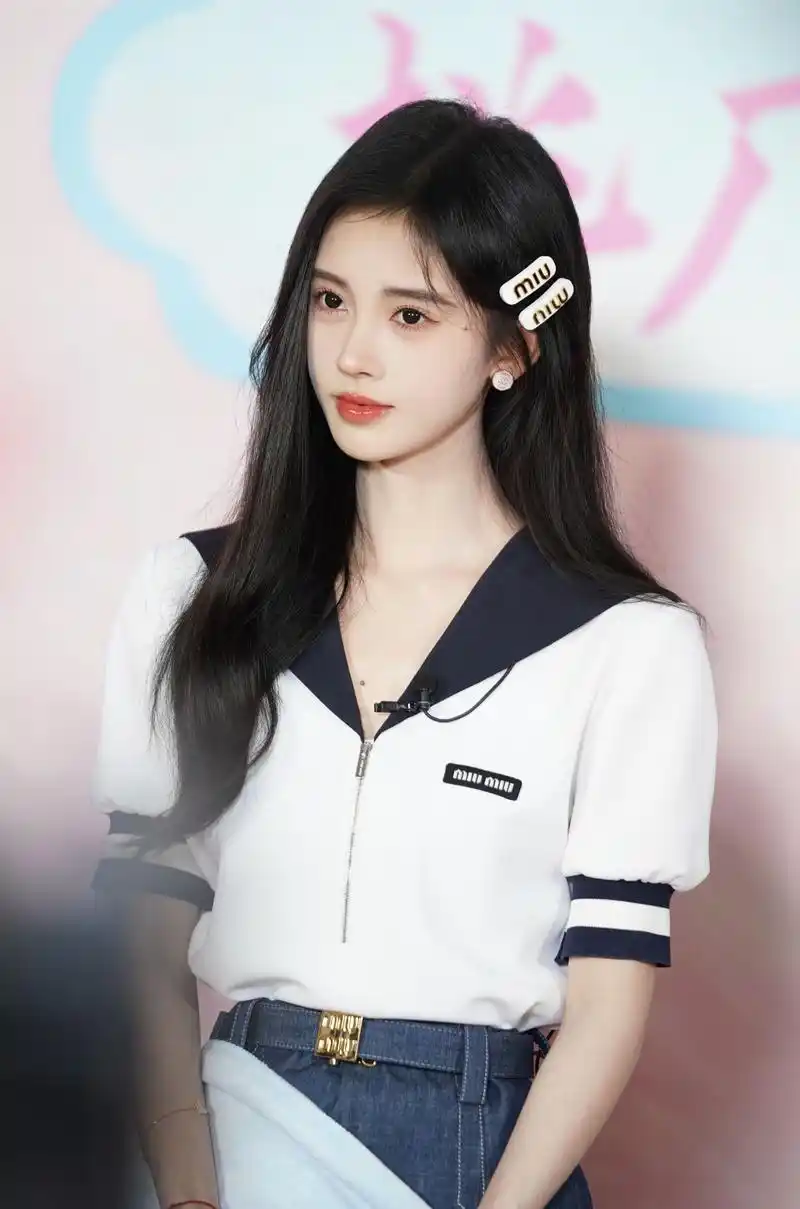 鞠婧祎披肩长发优雅写真