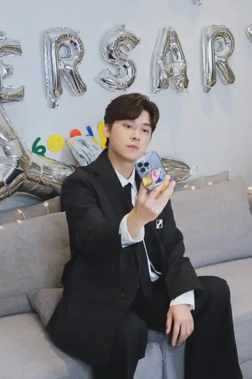 壹峰信镜头中的李易峰自拍