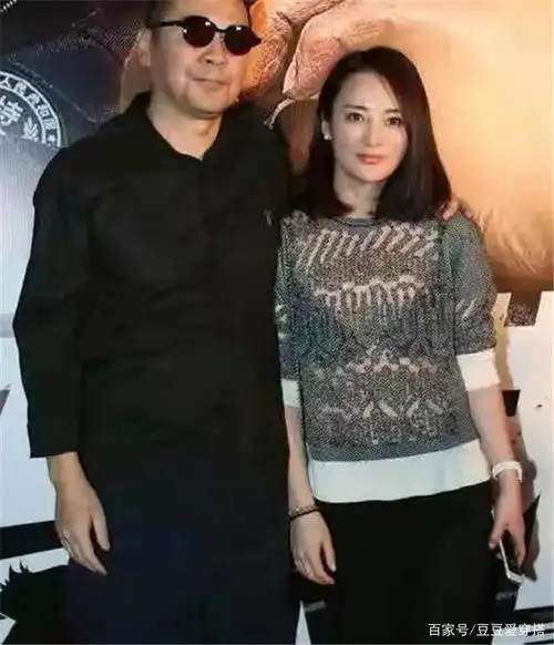 蒋勤勤与丈夫合体秀恩爱,穿蕾丝上衣优雅性感,不像40多岁的人