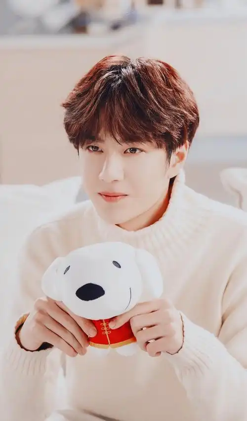 王一博和吉祥物&毛绒玩具之间的可爱互动~有被可爱到