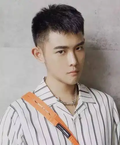 "两边推短,中间不动",男生发型这样剪太帅了!