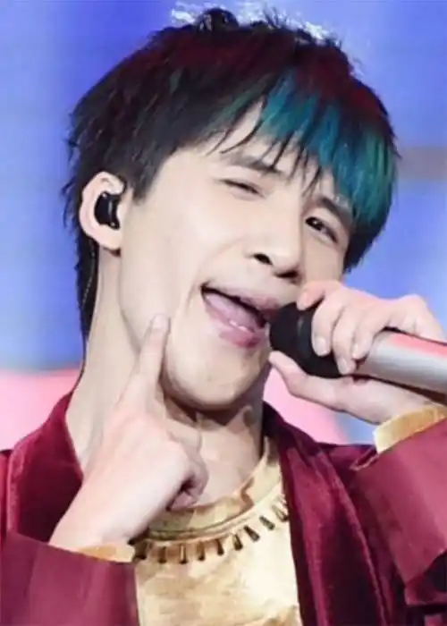 大张伟说自己年轻时长得像易烊千玺,原以为是玩笑,看到旧照心动了!