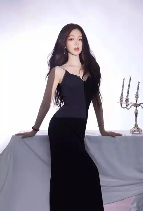 虞书欣是名副其实的富家女,皮肤白皙,身材凹凸有致-爱读书