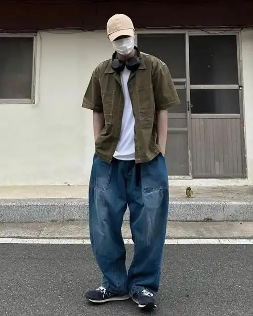 男生牛仔裤适合搭配什么衣服这3套穿搭简单随性潮流帅气