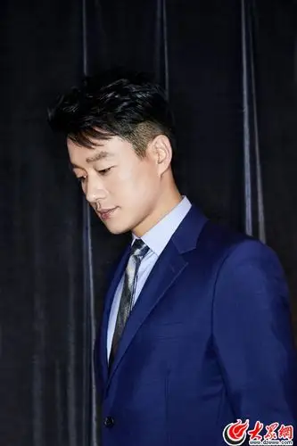 佟大为获年度男神奖 赞"四小花旦刘诗诗最美"