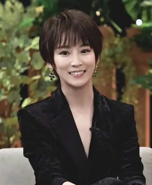 吴京娇妻谢楠现身机场,短发配棒球帽中性风十足,帅气十足像男孩