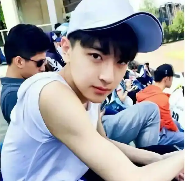 初中男生自认为"很帅"的行为,女生看来土掉渣,希望你没中招