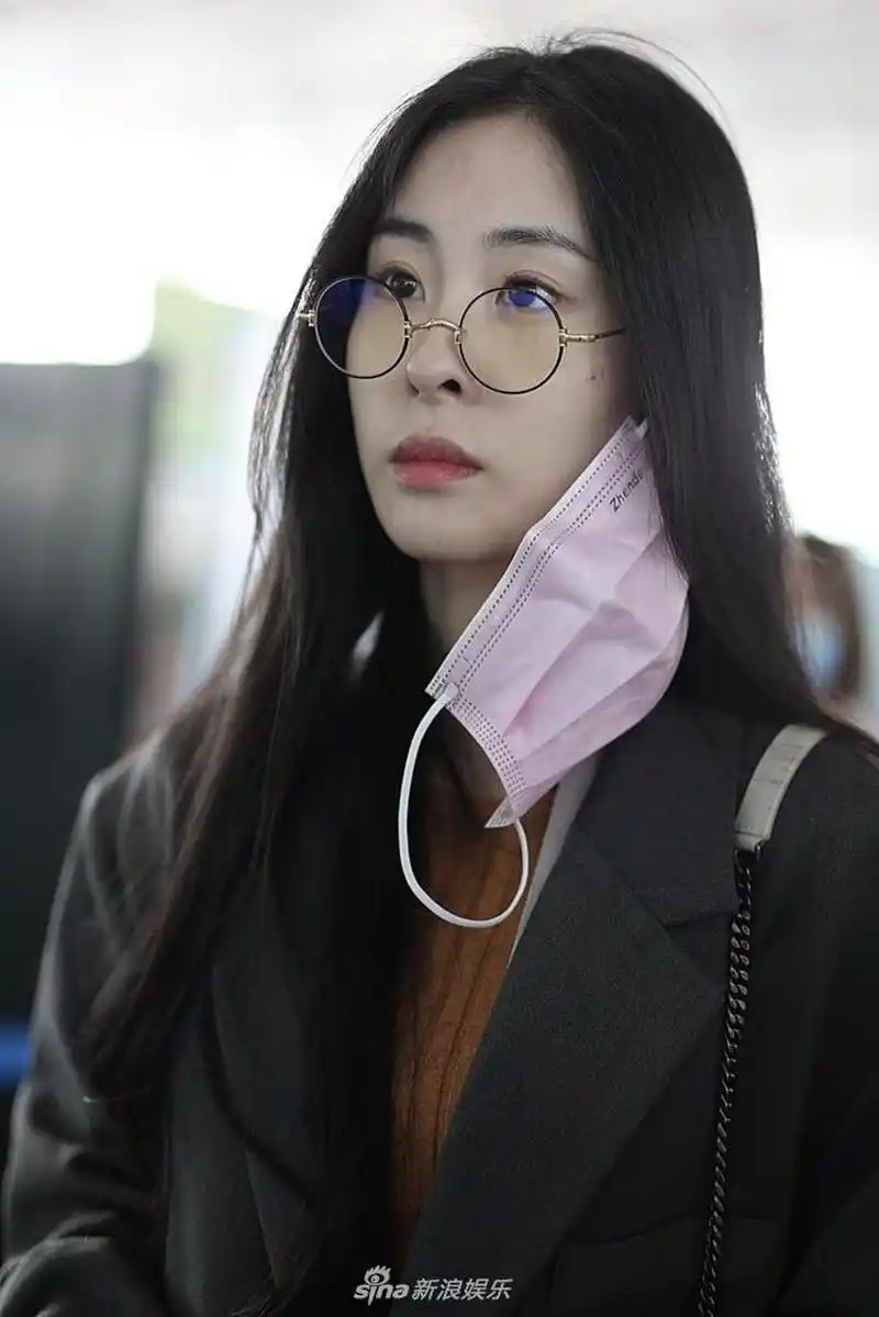 张碧晨现身机场披散长发双眸干净清纯可人