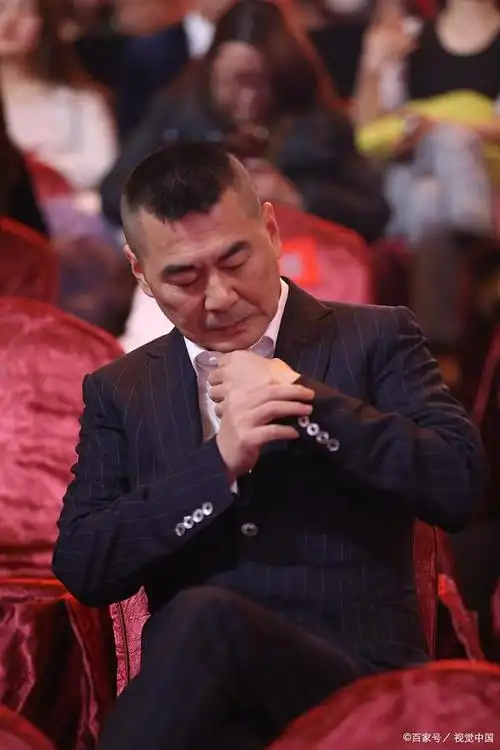 蒋勤勤陈建斌甜蜜合体,摸头杀超恩爱,老公抬头纹也无法掩盖魅力