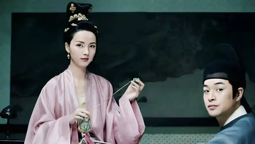 "秦王还妄劳人力,烧造琉璃做成假山,以博邓妃一笑