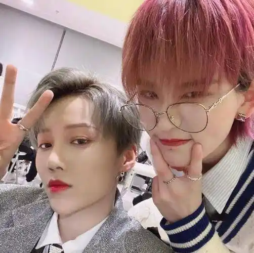 陆柯燃晒出和the9的合照,和别人一脸严肃,和她在一起却活泼得像个孩子