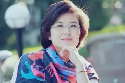 但e哥觉得她戴起眼镜很像知识渊博的班主任,笑起来眯着眼就更给人和蔼