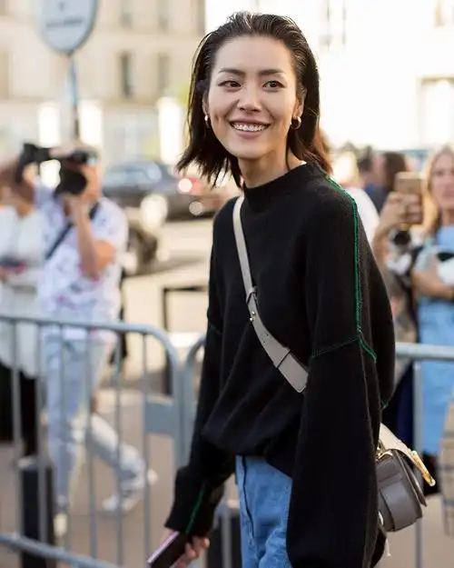 刘雯这两张秀后街拍,(飒,最赞形容)